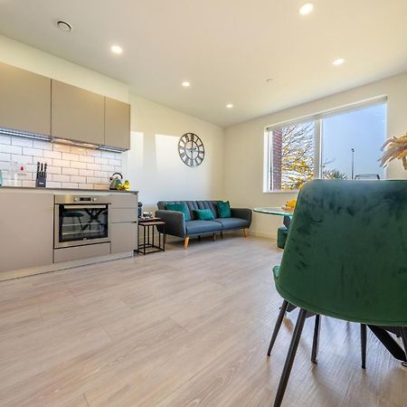 Luxury 1 Bedroom Serviced Apartment With Roof Terrace & Gym สตีเวนิจ ภายนอก รูปภาพ