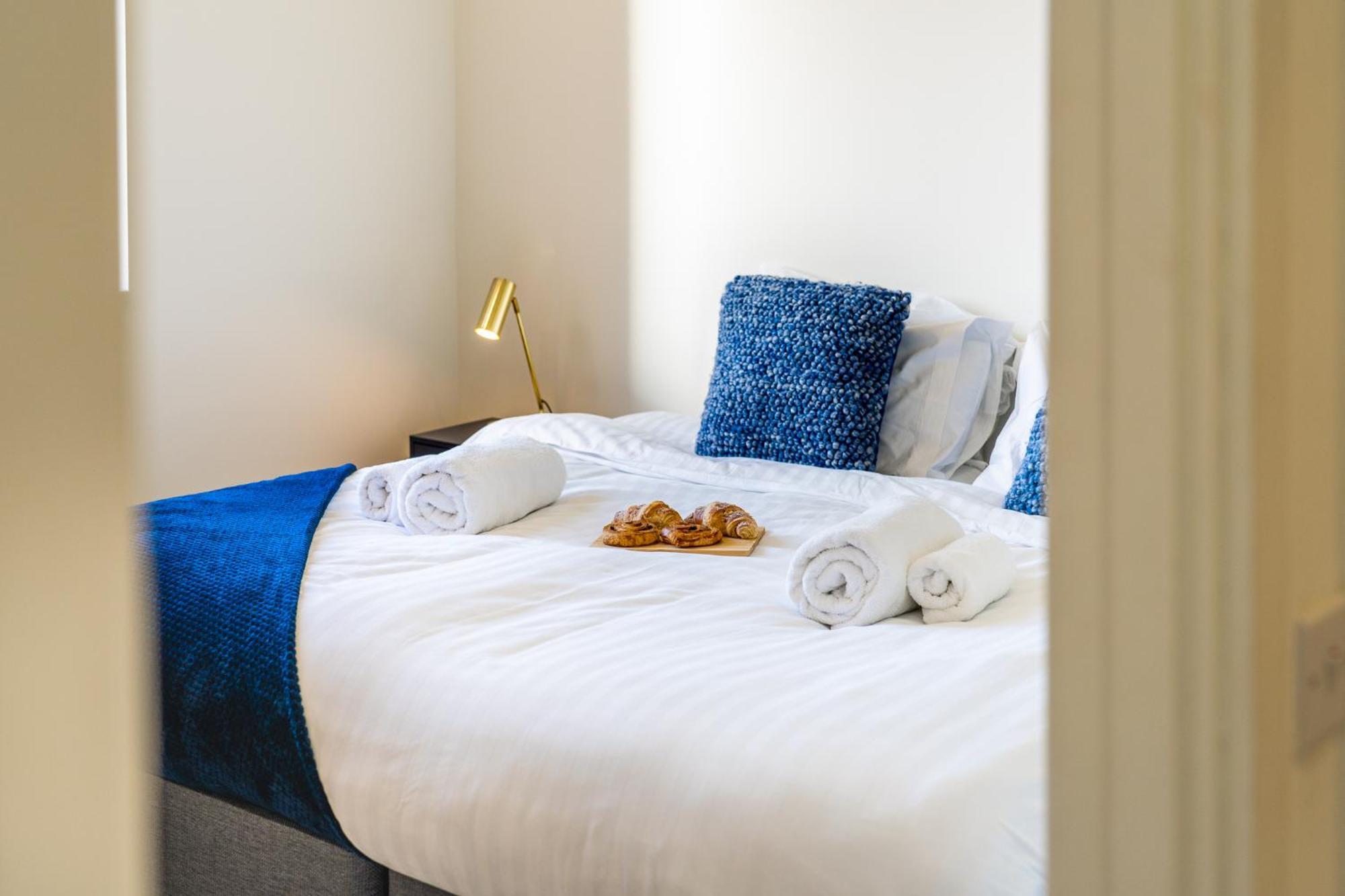 Luxury 1 Bedroom Serviced Apartment With Roof Terrace & Gym สตีเวนิจ ภายนอก รูปภาพ