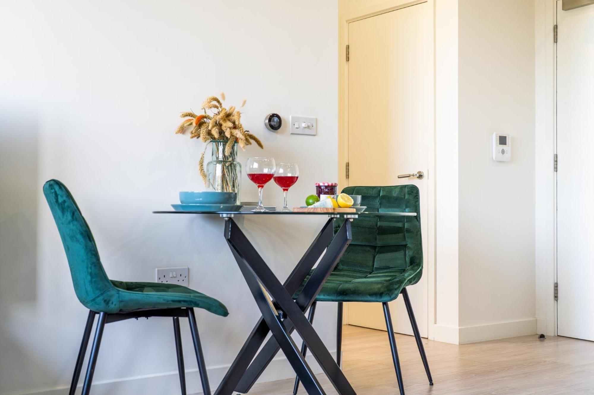 Luxury 1 Bedroom Serviced Apartment With Roof Terrace & Gym สตีเวนิจ ภายนอก รูปภาพ