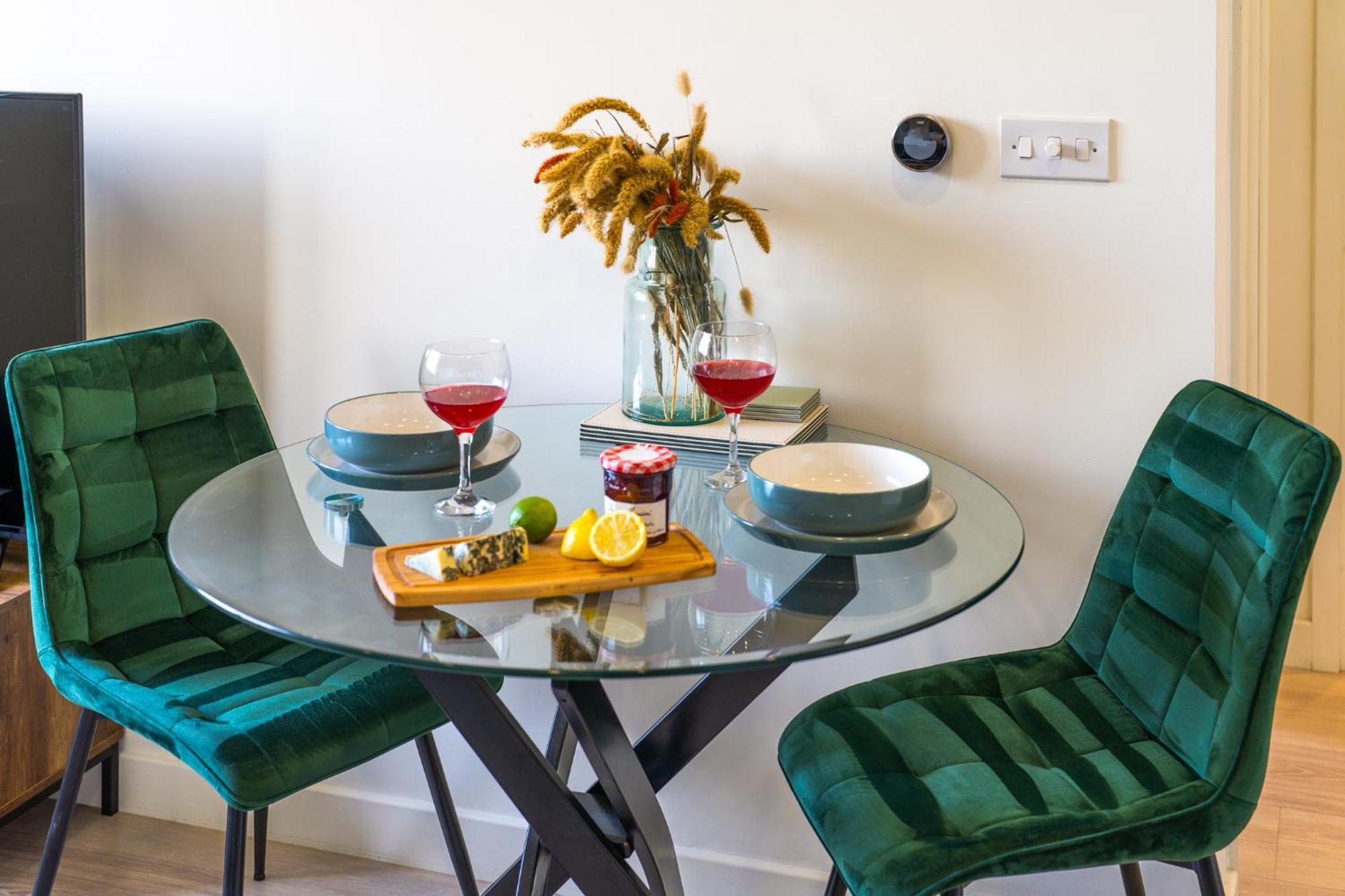 Luxury 1 Bedroom Serviced Apartment With Roof Terrace & Gym สตีเวนิจ ภายนอก รูปภาพ