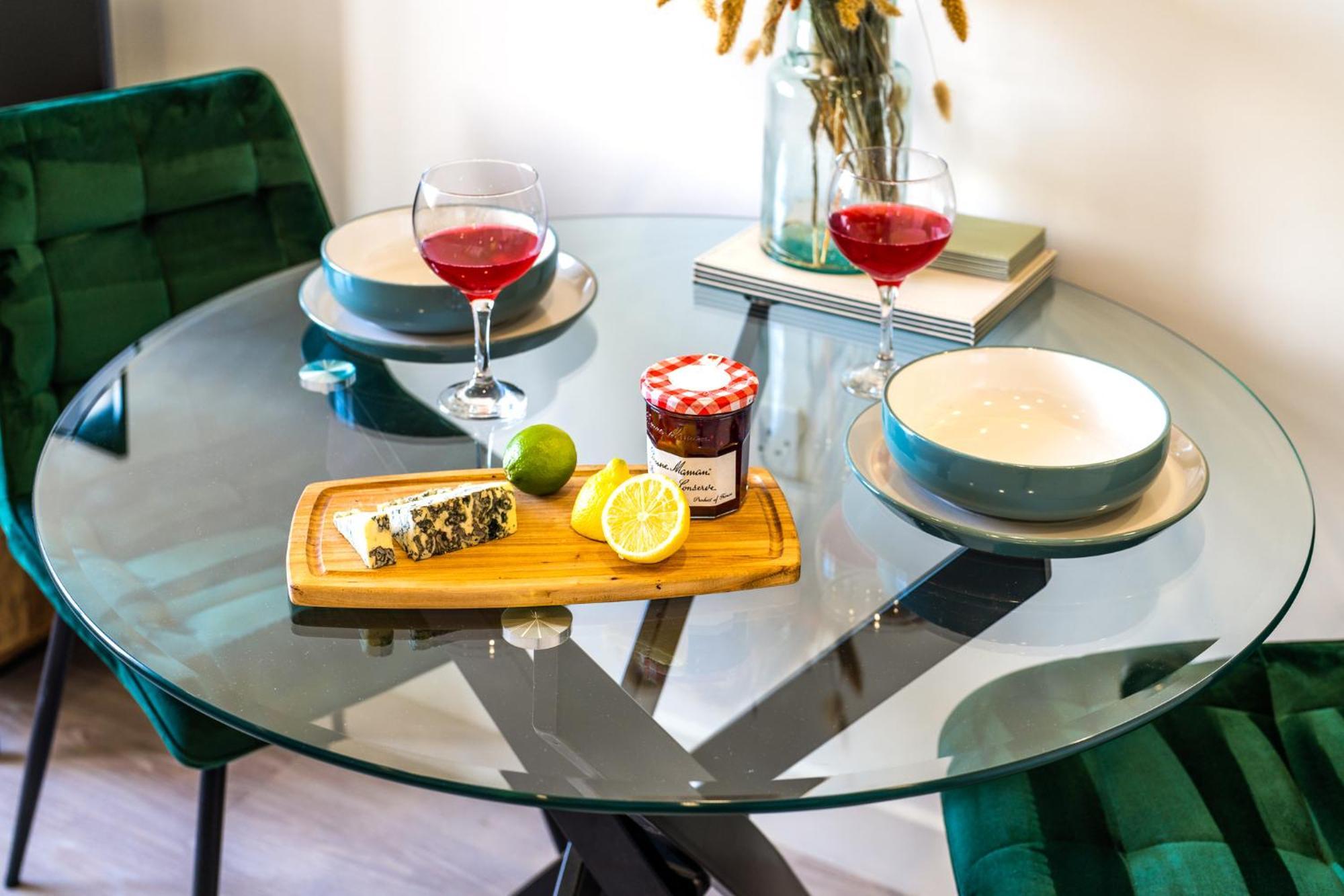 Luxury 1 Bedroom Serviced Apartment With Roof Terrace & Gym สตีเวนิจ ภายนอก รูปภาพ