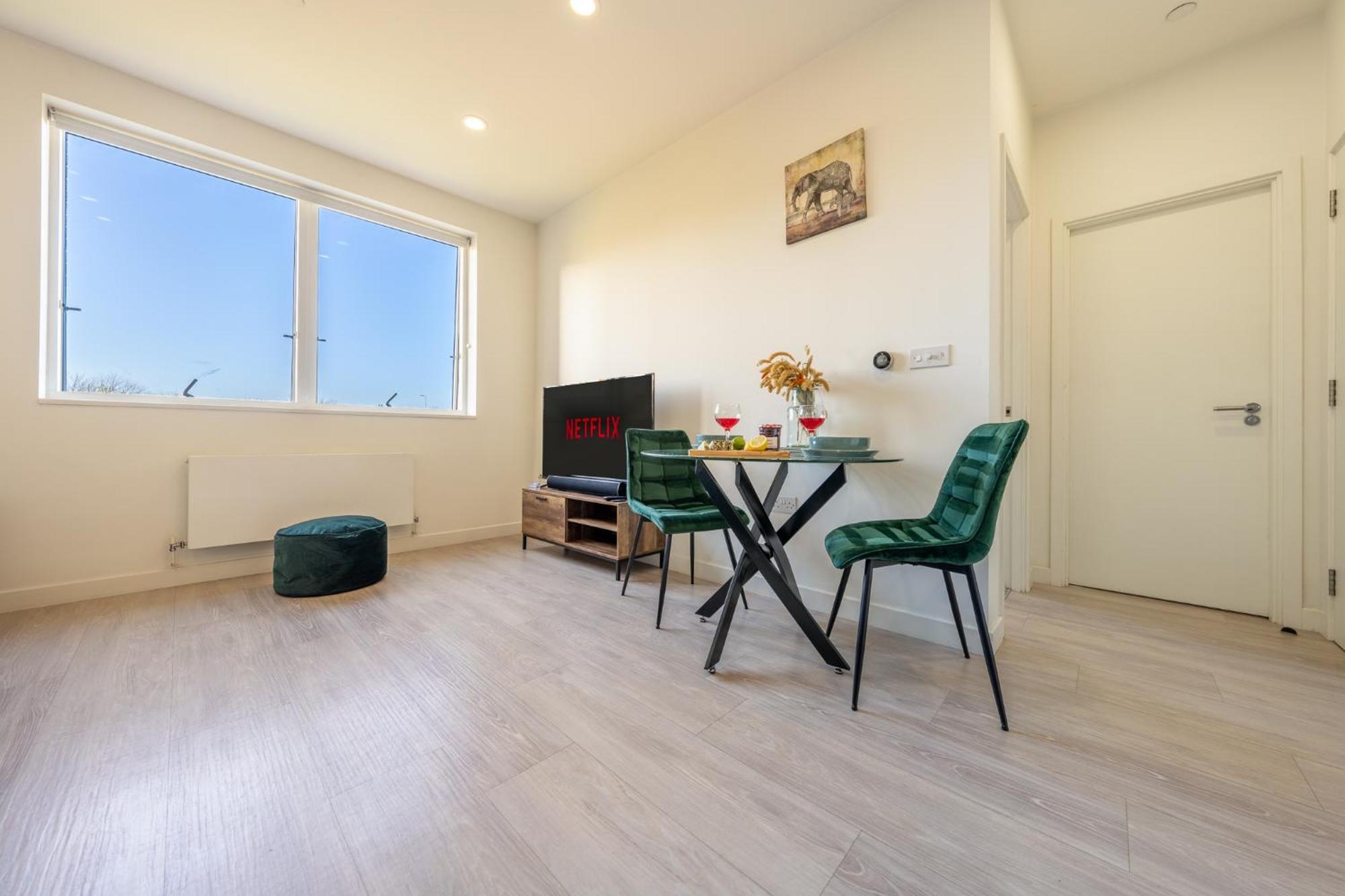Luxury 1 Bedroom Serviced Apartment With Roof Terrace & Gym สตีเวนิจ ภายนอก รูปภาพ