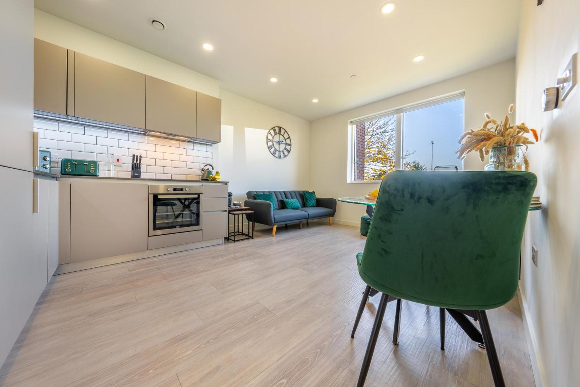 Luxury 1 Bedroom Serviced Apartment With Roof Terrace & Gym สตีเวนิจ ภายนอก รูปภาพ