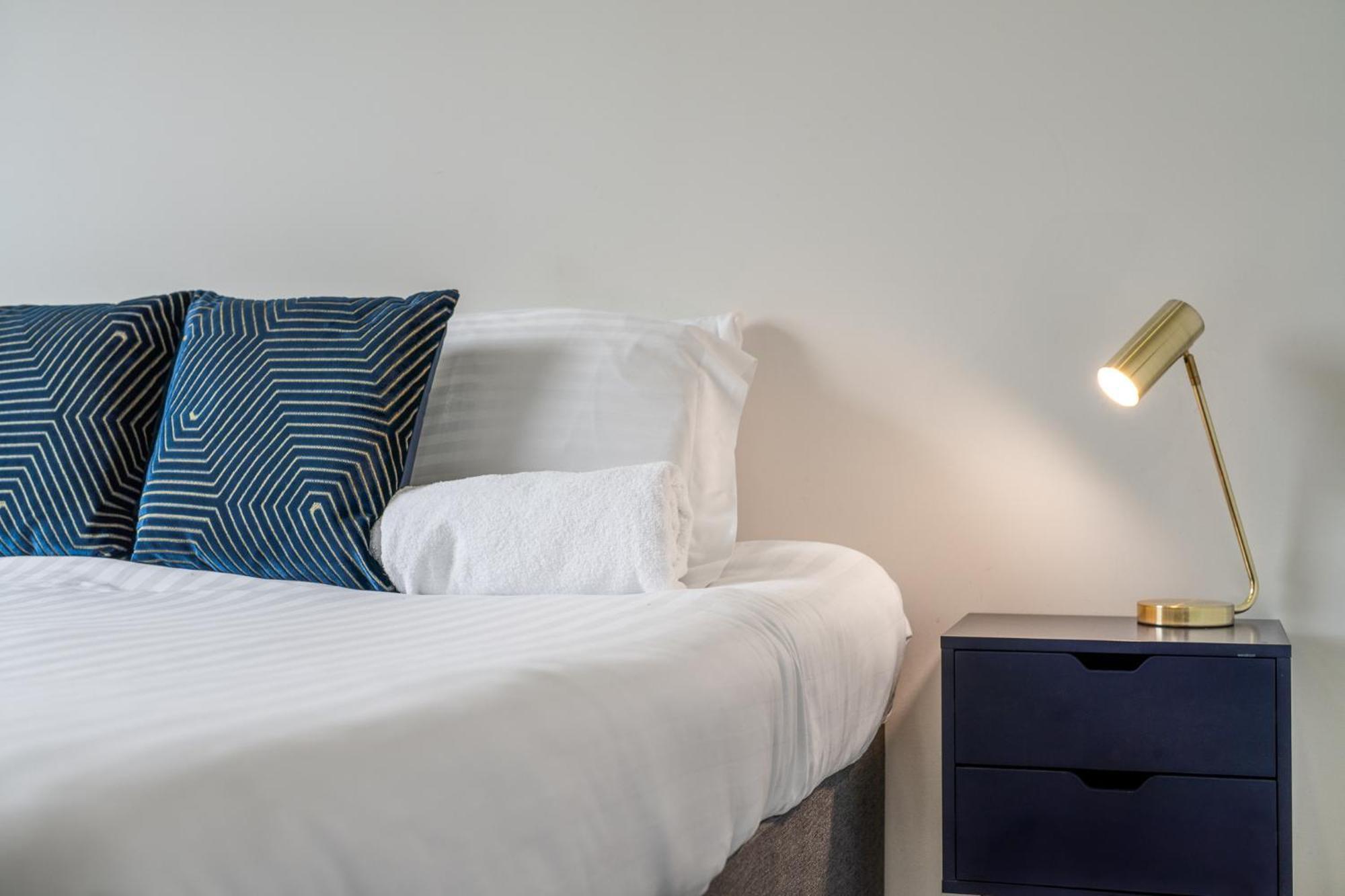 Luxury 1 Bedroom Serviced Apartment With Roof Terrace & Gym สตีเวนิจ ภายนอก รูปภาพ