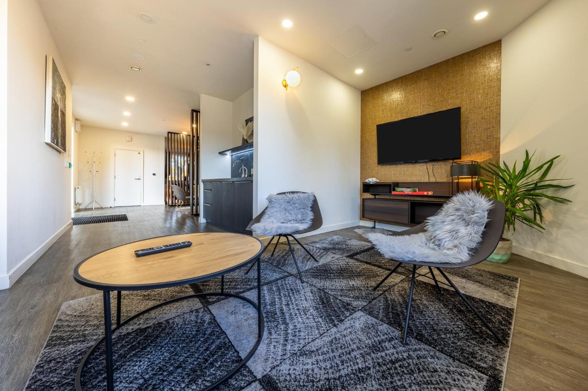 Luxury 1 Bedroom Serviced Apartment With Roof Terrace & Gym สตีเวนิจ ภายนอก รูปภาพ