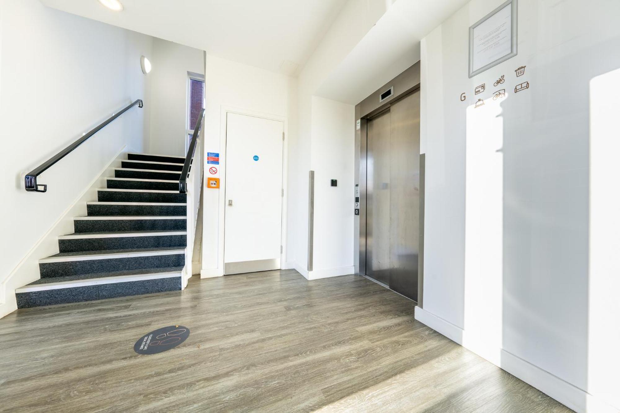Luxury 1 Bedroom Serviced Apartment With Roof Terrace & Gym สตีเวนิจ ภายนอก รูปภาพ