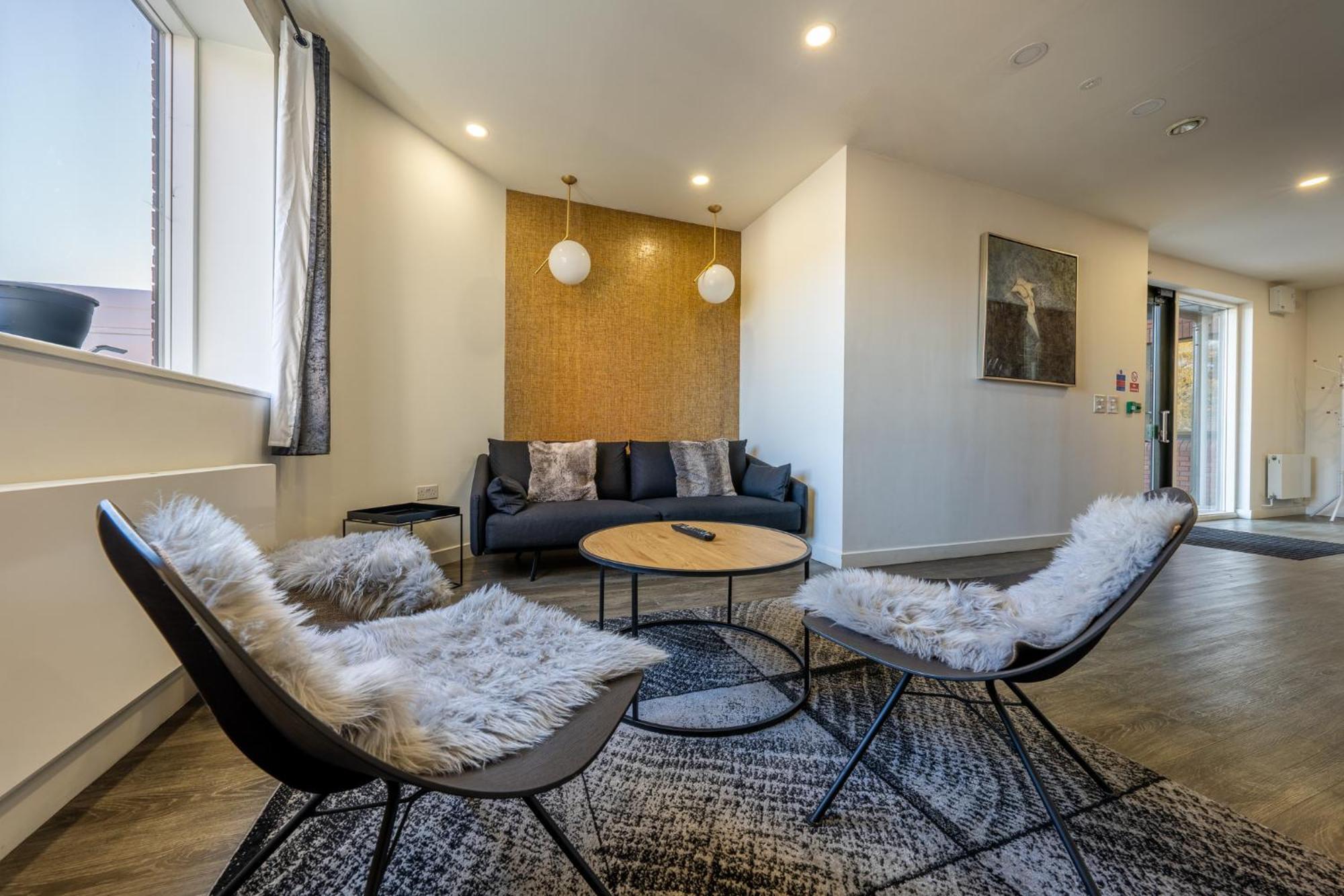 Luxury 1 Bedroom Serviced Apartment With Roof Terrace & Gym สตีเวนิจ ภายนอก รูปภาพ