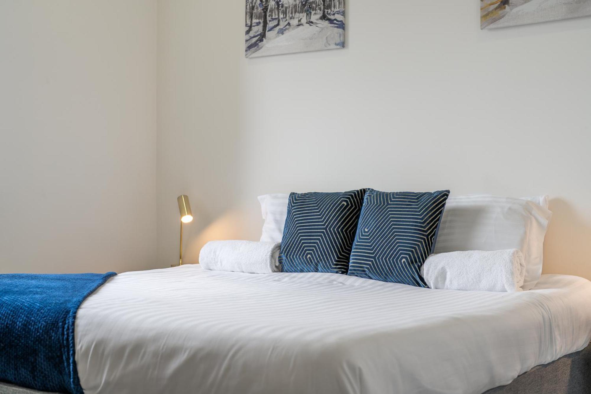 Luxury 1 Bedroom Serviced Apartment With Roof Terrace & Gym สตีเวนิจ ภายนอก รูปภาพ