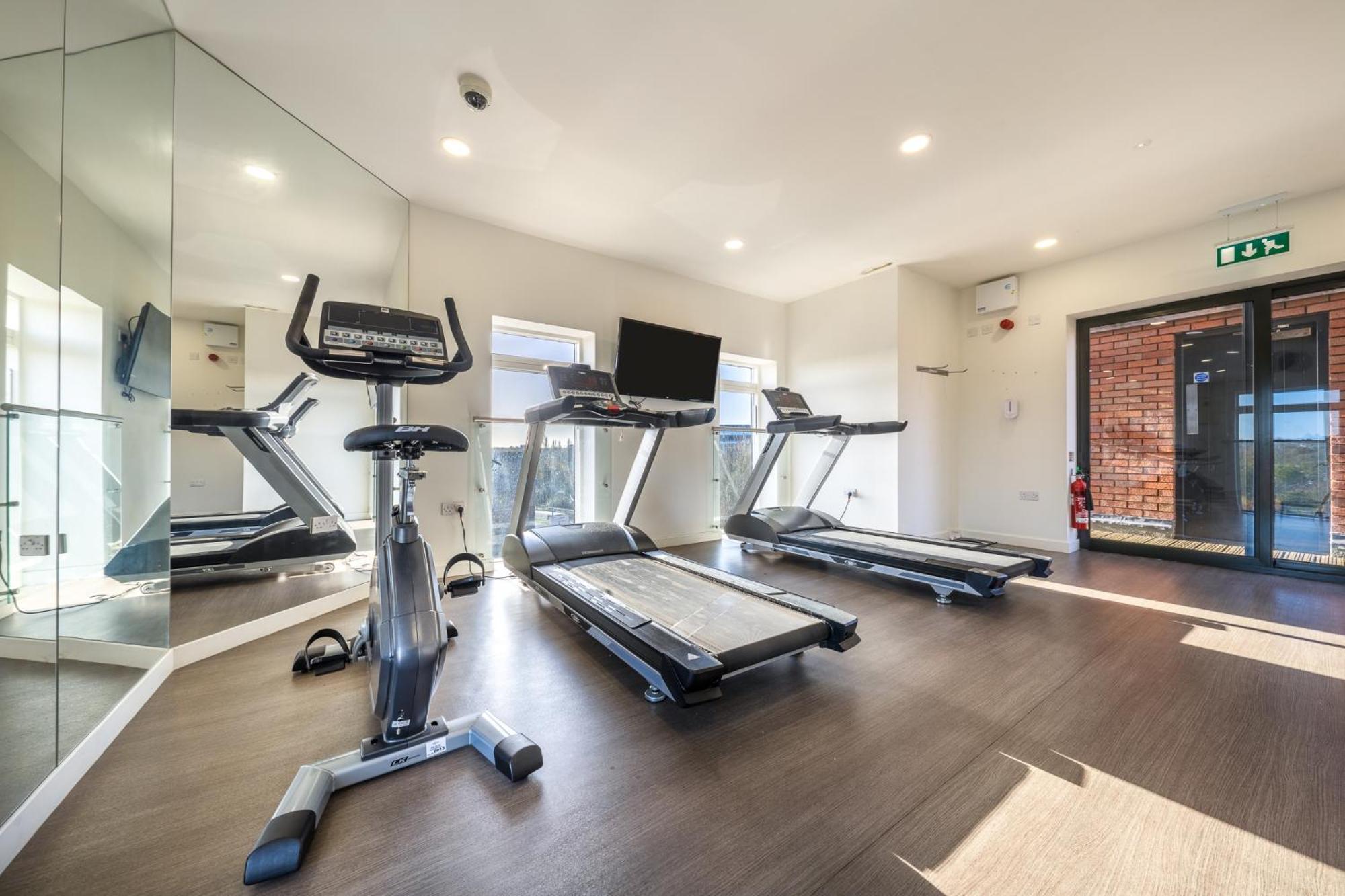 Luxury 1 Bedroom Serviced Apartment With Roof Terrace & Gym สตีเวนิจ ภายนอก รูปภาพ