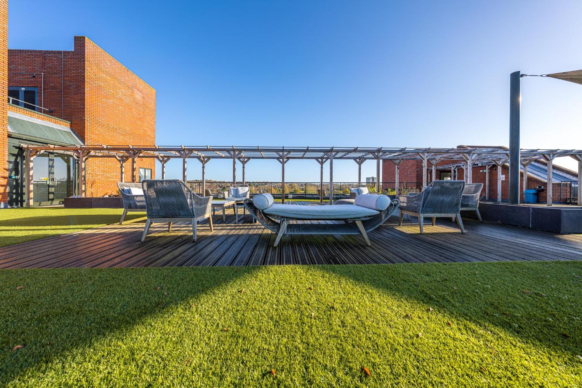 Luxury 1 Bedroom Serviced Apartment With Roof Terrace & Gym สตีเวนิจ ภายนอก รูปภาพ